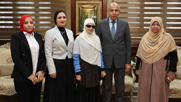 عاجل.. محافظ المنيا يُكرم الطالبة «فاطمة» ابنة مدرسة النور للمكفوفين ويُهديها مصحفًا تقديرًا لتميزه