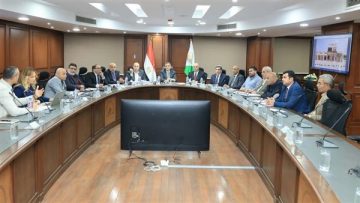 عاجل.. محافظ الجيزة يستعرض فرصا استثمارية جديدة لتعزيز تنمية الواحات البحرية