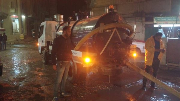 عاجل.. محافظ دمياط يتابع أعمال شفط تجمعات مياه الأمطار بنطاق مركز ومدينة دمياط