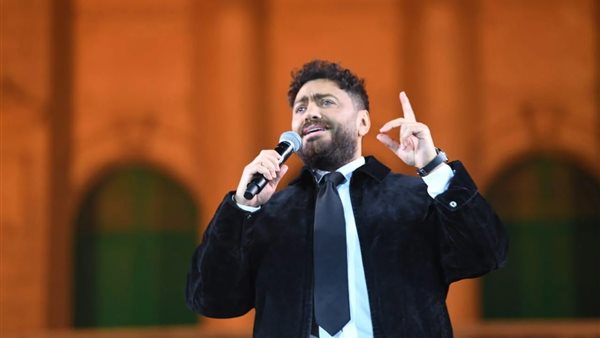 عاجل.. الجمهور يستقبل تامر حسنى بالورود واللافتات بعد أزمته الصحية فى حفل عابدين