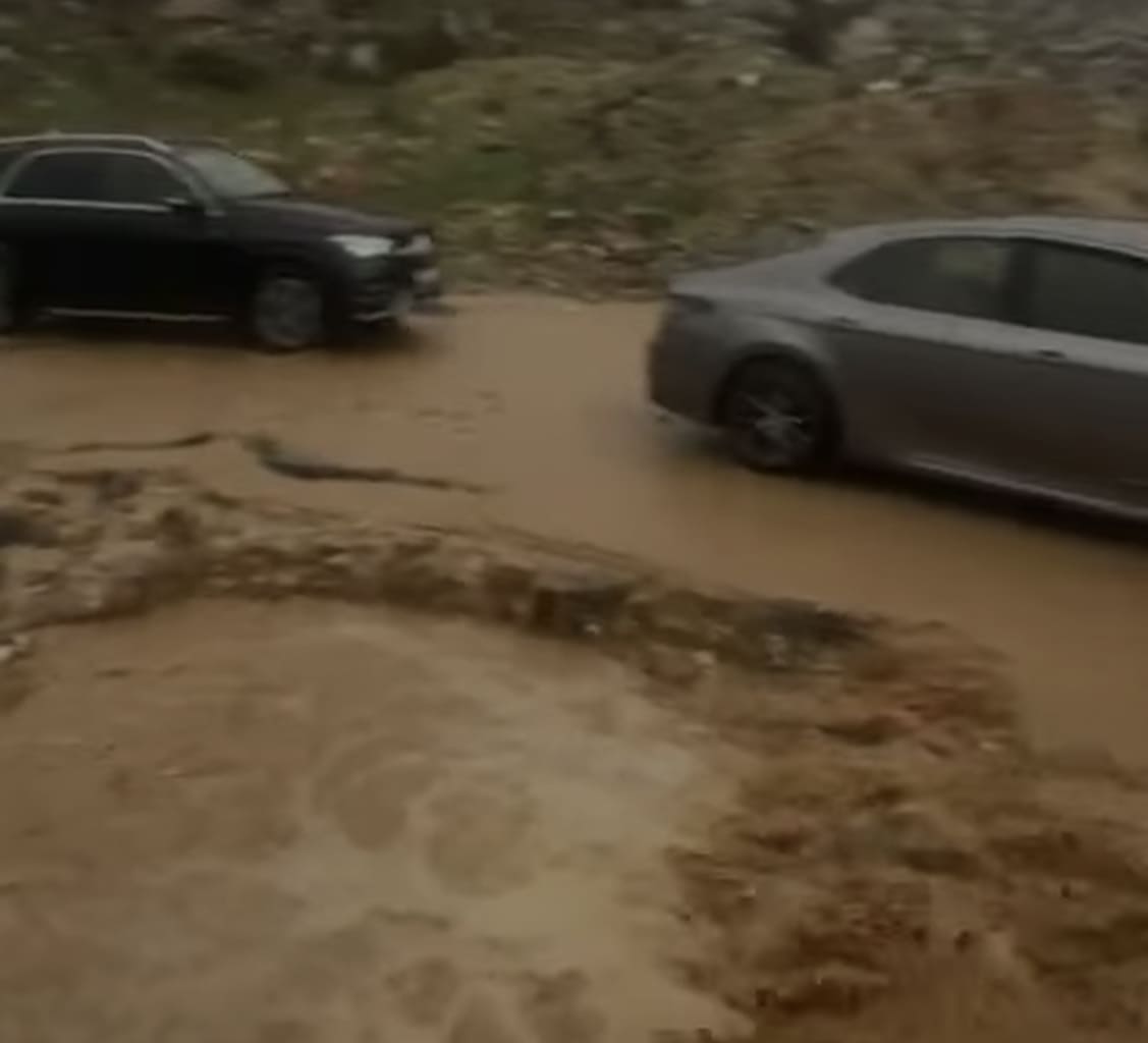 عاجل.. بالفيديو .. مياه الأمطار تحاصر السيارات على طريق الترخيص مرج الحمام