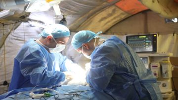 عاجل.. المستشفى الميداني الأردني يجري عملية نوعية لشاب في غزة