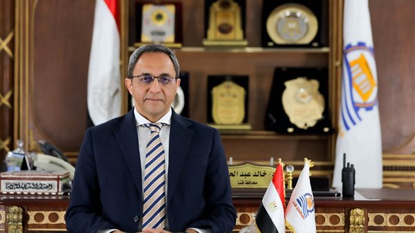 عاجل.. محافظ قنا يعزي أسر ضحايا حادث ميكروباص ترعة الجبلاو