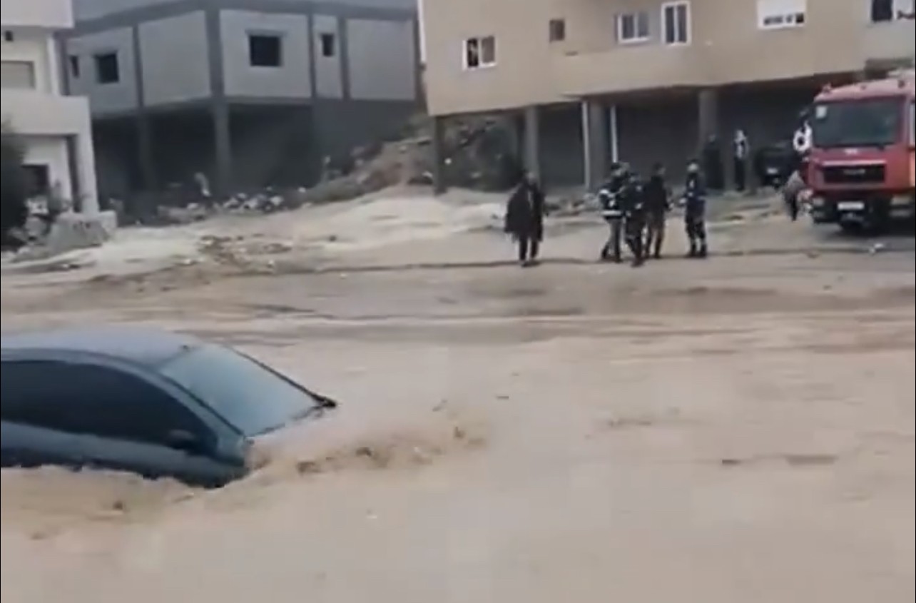 عاجل.. الدفاع المدني يحاول انقاذ شاب علق داخل سيارة غرقت من مياه الامطار