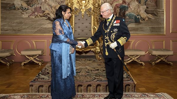 عاجل.. السفيرة المصرية تقدم أوراق الاعتماد إلى ملك السويد