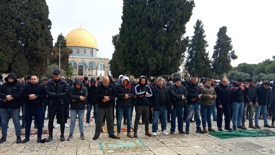 عاجل.. الآلاف يؤدون صلاة الجمعة بالأقصى وسط تشديد الاحتلال