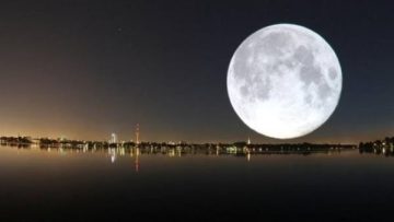 عاجل.. القمر العملاق يشعل سماء الليل الليلة.. وداع مذهل لبدر 2025 الأخير