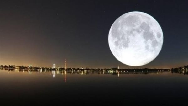 عاجل.. القمر العملاق يشعل سماء الليل الليلة.. وداع مذهل لبدر 2025 الأخير