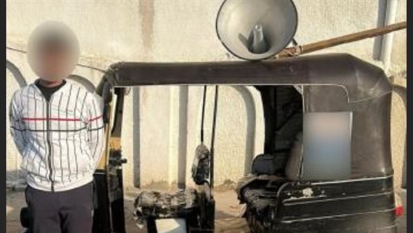 عاجل.. ضبط شخص يتجول بمركبة “توك وك بدون لوحات معدنية” وبها مكبر صوت لحث الناخبين على التصويت