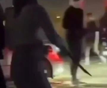 عاجل.. شرطة الفجيرة تضبط فتاة تحمل سيفاً خلال احتفالات عيد الاتحاد