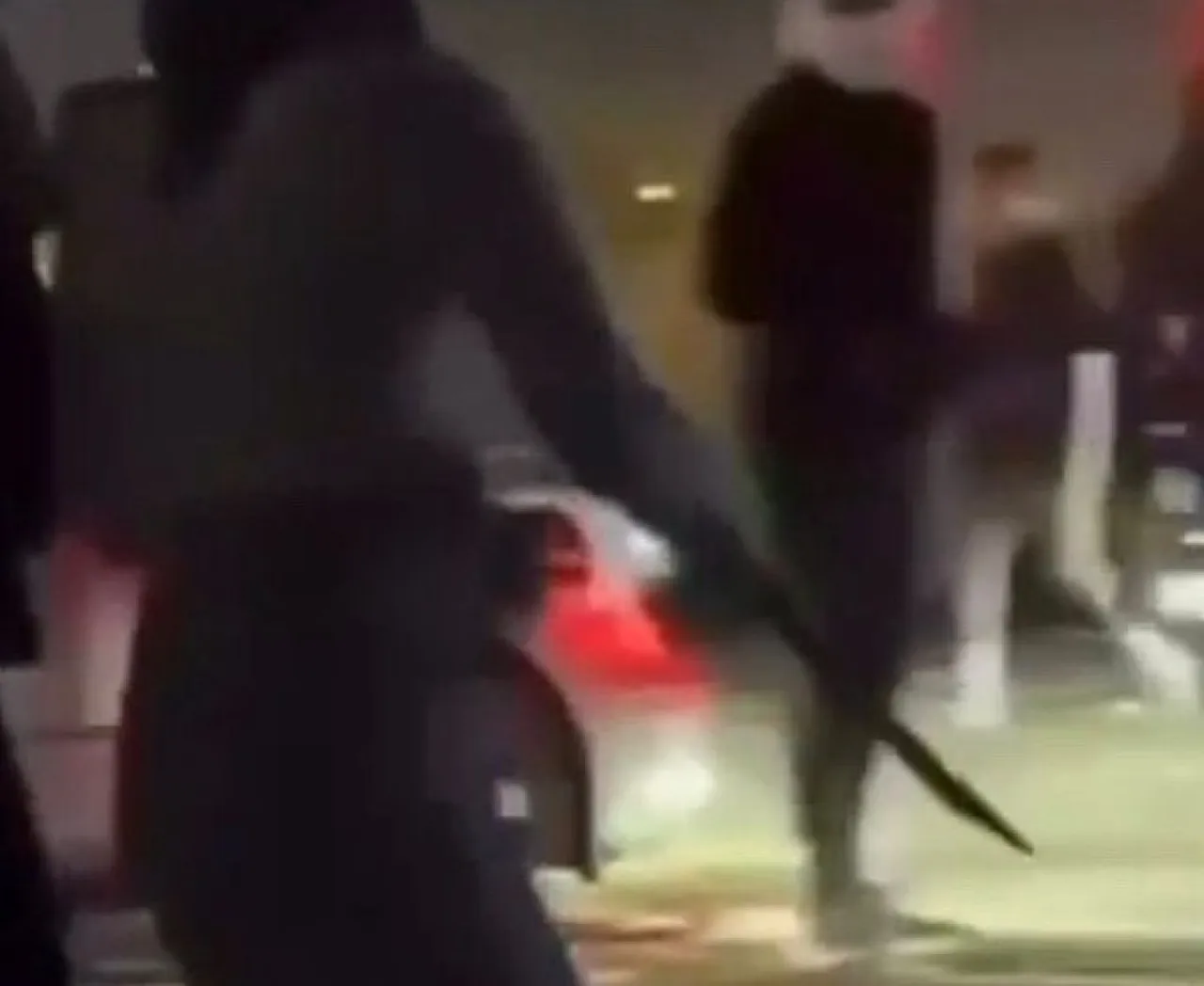 عاجل.. شرطة الفجيرة تضبط فتاة تحمل سيفاً خلال احتفالات عيد الاتحاد