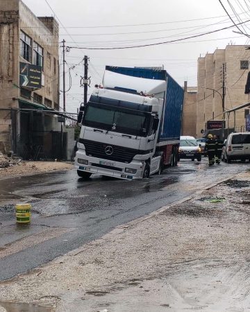 عاجل.. سقوط شاحنة في حفرة يغلق طريق مسجد خالد بن الوليد في المقابلين