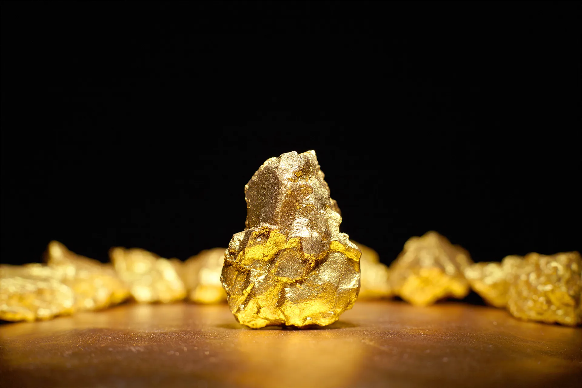 عاجل.. الذهب يتأرجح بين الانخفاض والارتفاع محليًا وعالميًا