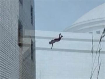 عاجل.. سقوط أم من الطابق العاشر مع طفليها التوأم