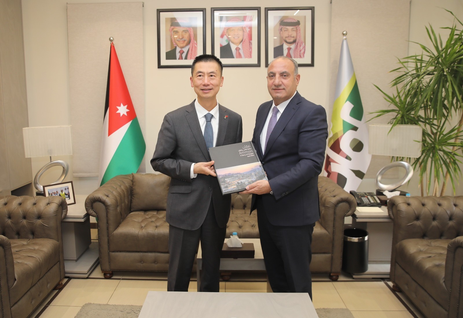 عاجل.. الشواربة يستعرض خطط والمشاريع الامانة مع السفير الصيني