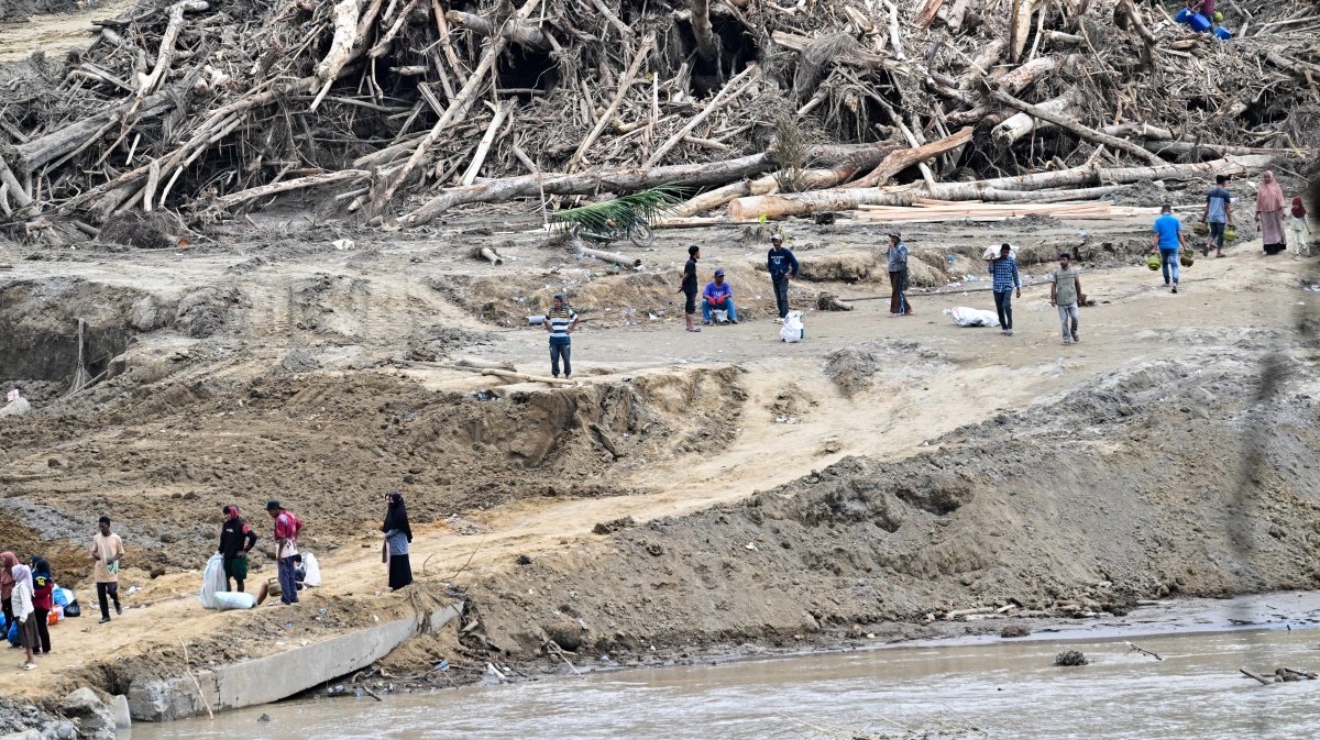 عاجل.. ارتفاع حصيلة ضحايا فيضانات سومطرة إلى نحو ألف وفقدان أكثر من 220 شخصًا