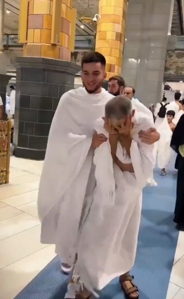 عاجل.. ابن يحقق حلم والده بالعمرة وردة فعل الأب عند رؤية الكعبة