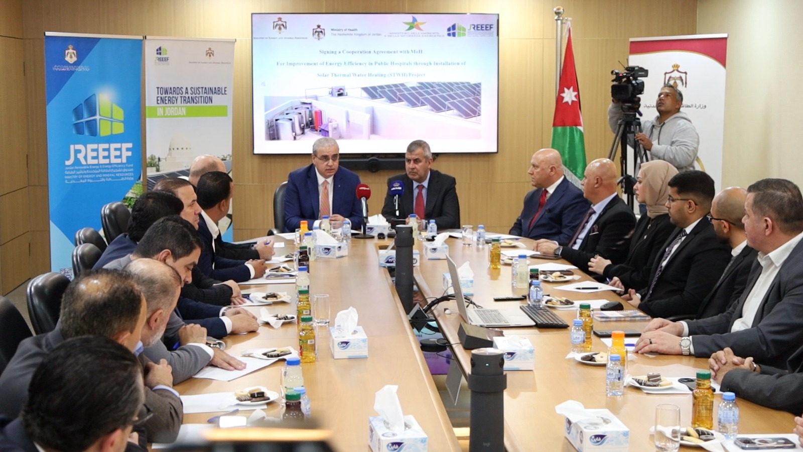 عاجل.. توقيع اتفاقية لتسخين المياه بالطاقة الشمسية في 33 مستشفى حكومياً