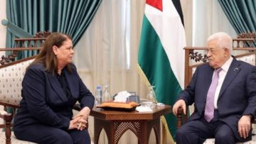 عاجل.. عباس يستقبل زوجة البرغوثي ويؤكد استمرار المطالبة بإطلاق سراحه