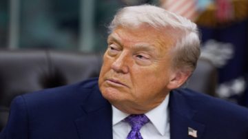 عاجل.. ترامب يوقّع إعلانًا يفرض قيودًا جديدة على دخول الأجانب إلى الولايات المتحدة