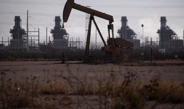 عاجل.. أسعار النفط تهبط مع اقتراب أسوأ انخفاض سنوي منذ 2020