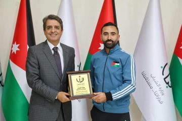 عاجل.. وزير الشباب يكرم البطل شفيق أبو صيام
