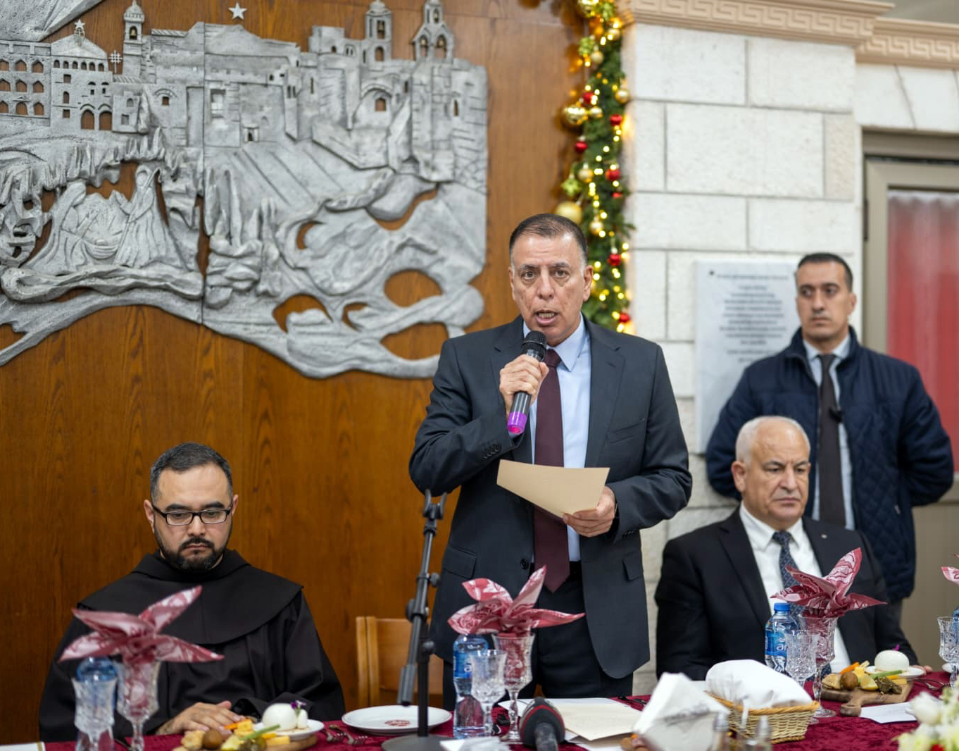 عاجل.. مندوبا عن الملك… الفراية يشارك في بقداس منتصف الليل في كنيسة المهد