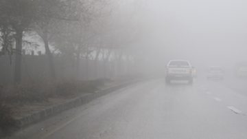 عاجل.. انخفاض مدى الرؤية إلى أقل من 100 متر في رأس منيف بسبب الضباب