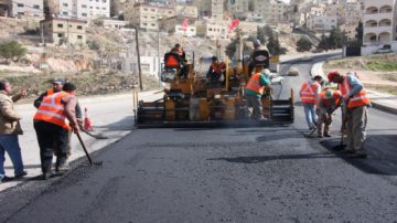 عاجل.. أمانة عمان تبدأ تنفيذ أعمال تعبيد في أحياء مستهدفة لتحسين البنية التحتية