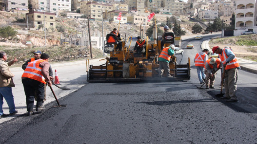 عاجل.. أمانة عمان تبدأ تنفيذ أعمال تعبيد في أحياء مستهدفة لتحسين البنية التحتية