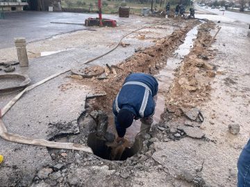 عاجل.. بلدية بني عبيد تغلق محلًا تجاريًا بسبب إعاقة عبّارات مياه الأمطار