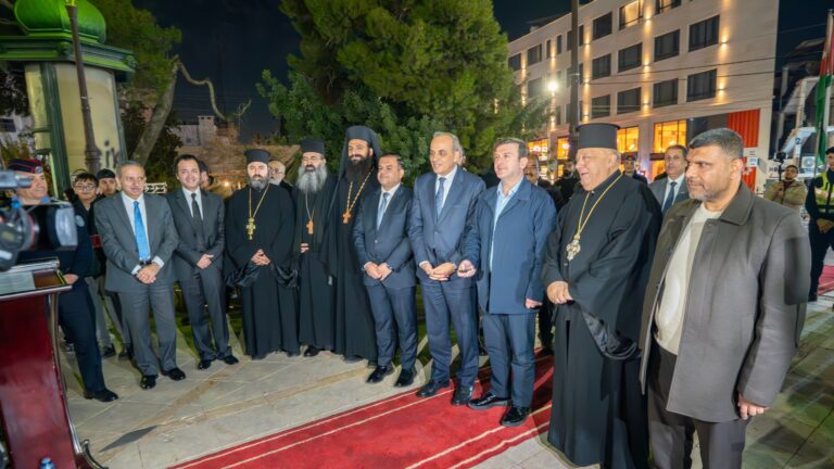 عاجل.. إضاءة شجرة الميلاد تعكس التسامح والمحبة بين المسلمين والمسيحيين