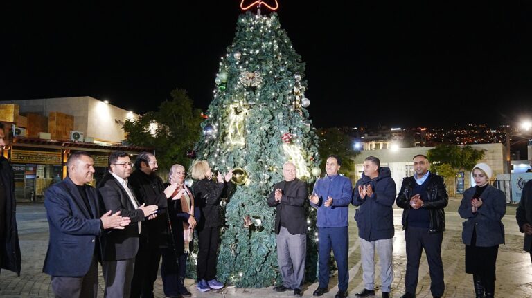 عاجل.. إضاءة شجرة عيد الميلاد في البترا رسالة سلام ووئام مجتمعي