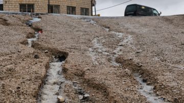 عاجل.. إغلاق طريق وادي عربة بعد انجراف جزء منه وفريق الأشغال يباشر الحلول العاجلة