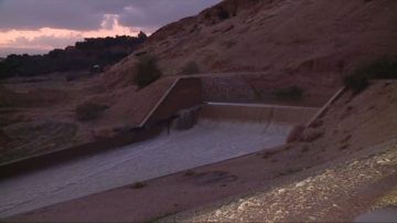 عاجل.. سد وادي شعيب يبدأ الإفاضة بعد امتلائه بمياه الأمطار