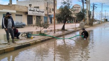 عاجل.. كوادر بلدية الطيبة تواصل شفط مياه الأمطار لضمان حركة المرور