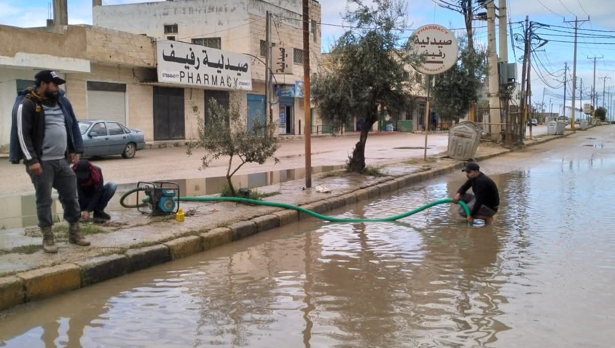 عاجل.. كوادر بلدية الطيبة تواصل شفط مياه الأمطار لضمان حركة المرور