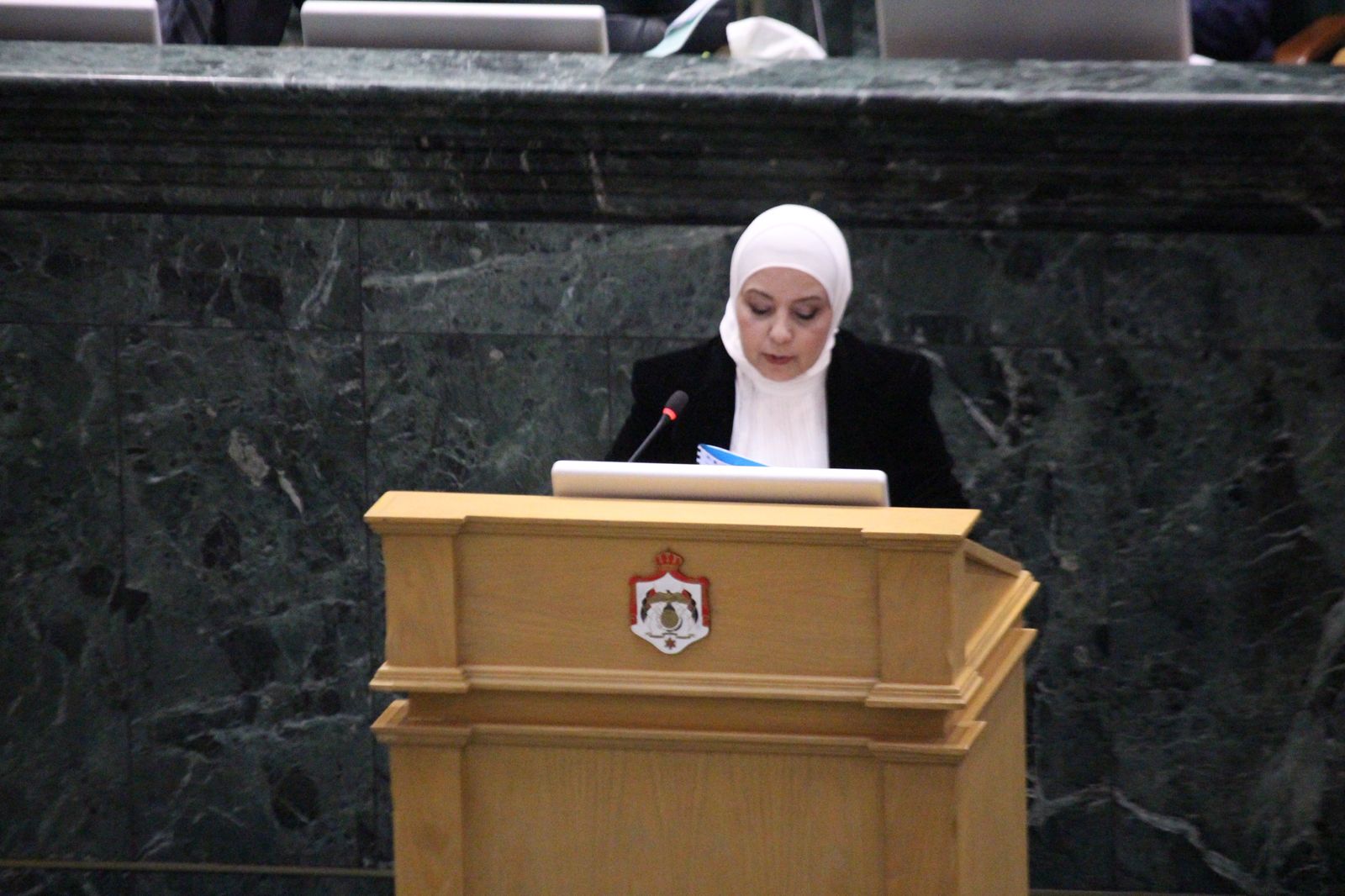 عاجل.. النائب العبادي تفتح النار على أمانة عمان وتتبنى قضية التقاعد “فيديو”