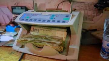 عاجل.. صادم: الدولار في عدن يساوي 3 أضعاف سعره في صنعاء – كيف يدمر هذا حياة اليمنيين؟