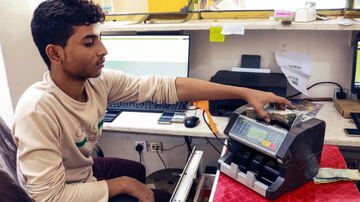 عاجل.. عاجل: الريال اليمني ينهار أمام الدولار… سعر الصرف يقفز إلى 1633 ريالاً!