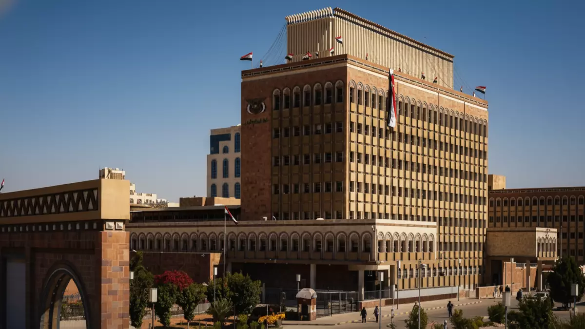 عاجل.. عاجل: الدولار يصل 530 ريال والراتب الشهري لا يساوي 100 دولار – 30 مليون يمني على شفا الهاوية!