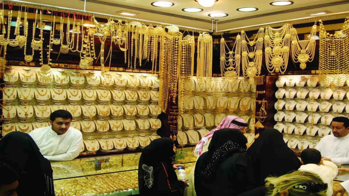 عاجل.. عاجل: ذهب السعودية يحطم الأرقام اليوم… الأونصة تقفز لـ15,795 ريال والخبراء يحذرون!