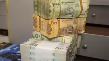 عاجل.. شاهد: مليون موظف يمني يقتحمون البريد لاستلام أول راتب بعد 9 سنوات من الجوع… هل ينهي هذا عذاب 3,287 يوماً؟