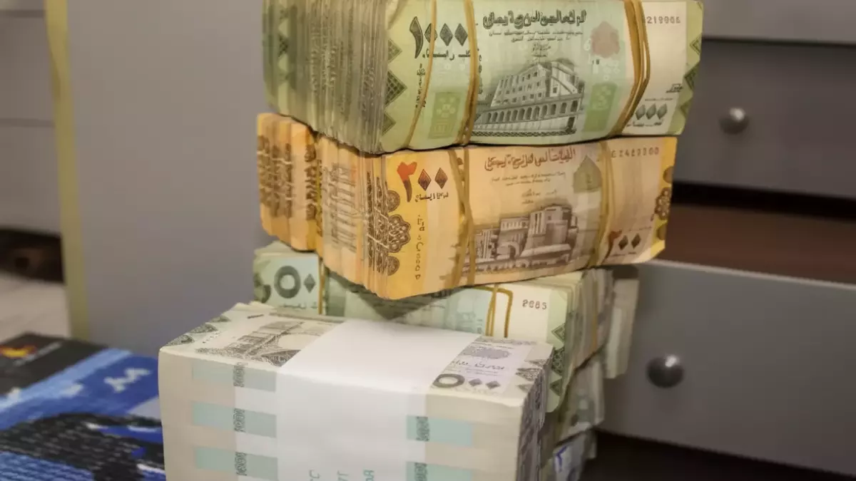 عاجل.. شاهد: مليون موظف يمني يقتحمون البريد لاستلام أول راتب بعد 9 سنوات من الجوع… هل ينهي هذا عذاب 3,287 يوماً؟