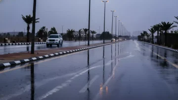 عاجل.. عاجل: عاصفة مطرية تضرب 7 مناطق بالمملكة… مكة تسجل رقماً قياسياً: 32.2 ملم في ساعات!