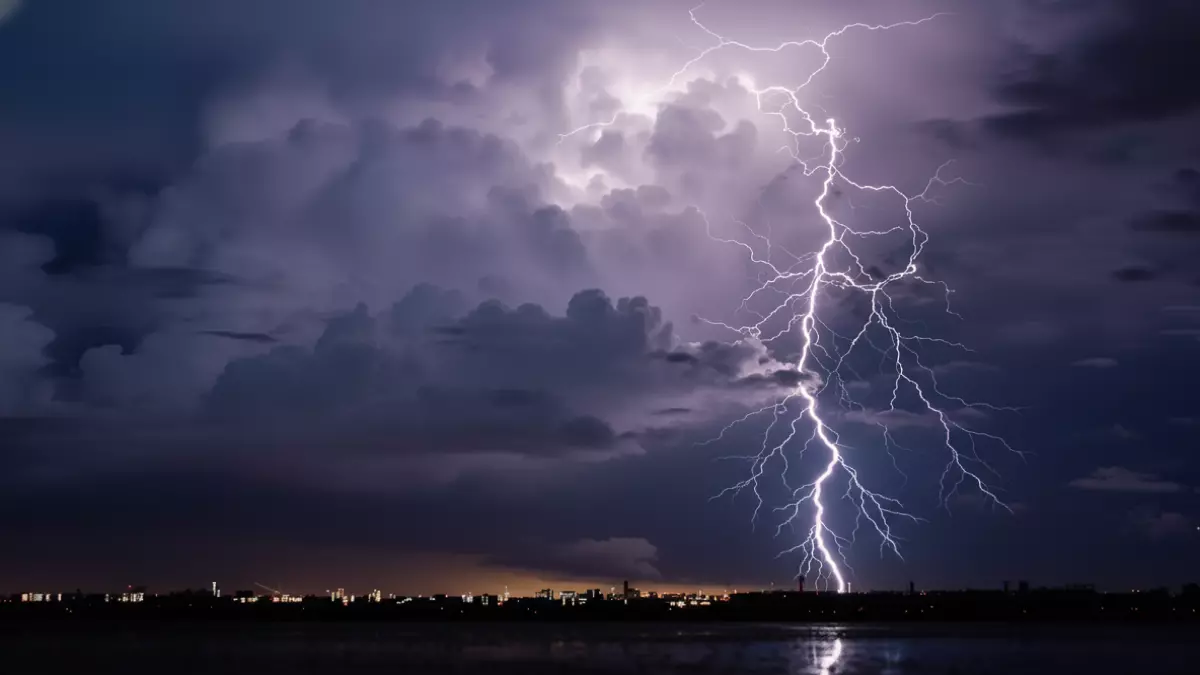 عاجل.. عاجل: أقوى عاصفة منذ شهور تضرب 8 مناطق بالمملكة – رياح 50 كم/س وأمواج عملاقة!