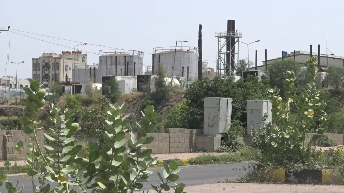 عاجل.. اللحظة التي انتظرها الآلاف.. عودة الكهرباء لهذه المدينة اليمنية بعد 9 سنوات انقطاع !