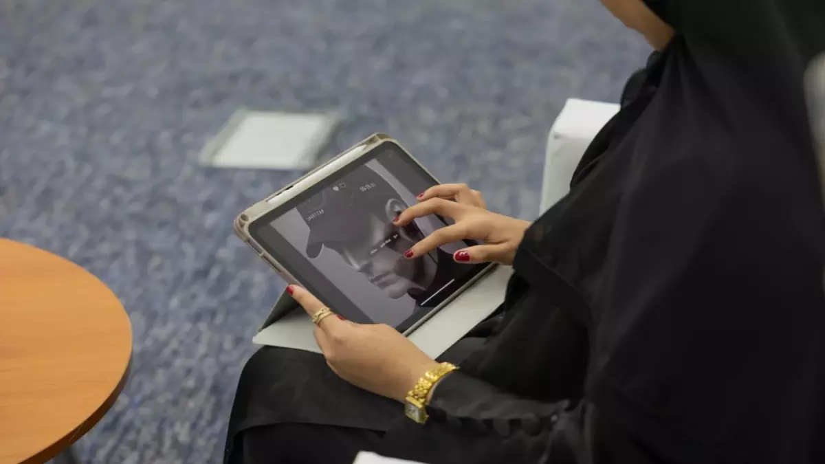 عاجل.. من قلب المملكة إلى العالم كله.. طالبة سعودي تخترع جهاز ذكي يصفه العلماء بالمعجزة !