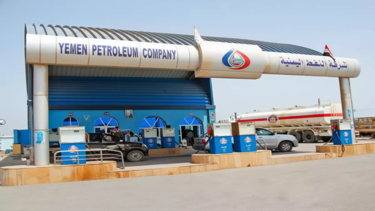 عاجل.. عاجل: انهيار أسعار البنزين في اليمن… الدبة بـ 830 ريالاً فقط والمواطنون يحتفلون!