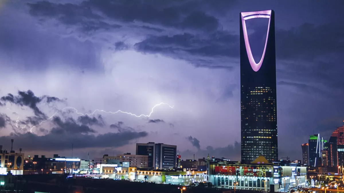 عاجل.. عاجل: الأرصاد تحذر من ضباب كثيف في مكة وعواصف ترابية تضرب 4 مناطق سعودية اليوم!